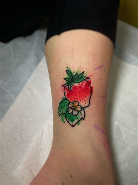 tatuajes de fresas|Tatuaje de fresa